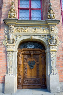 eski moda kapı ile dekore edilmiş portal