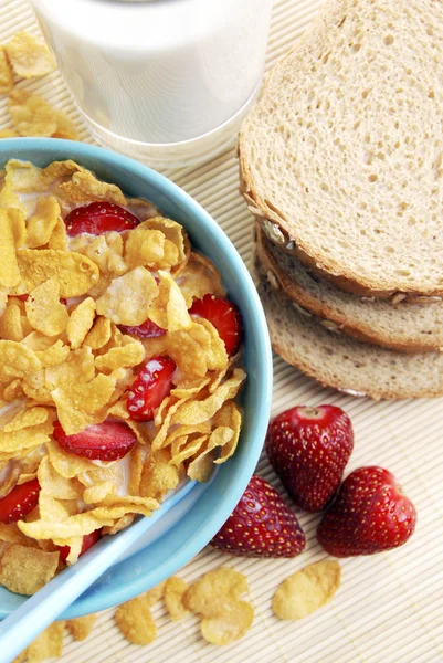 Fresas y copos de maíz — Foto de Stock