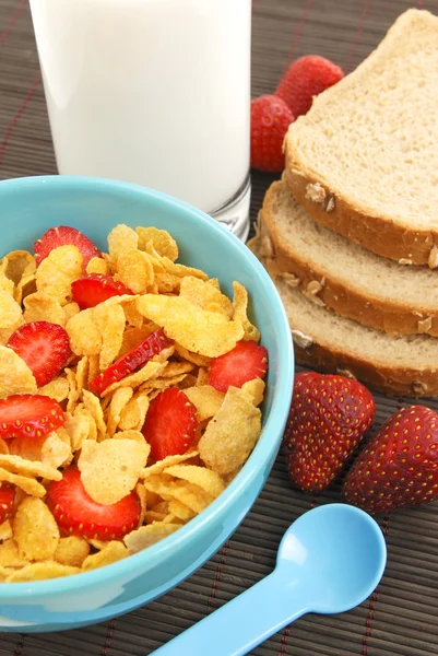 Fresas y copos de maíz — Foto de Stock