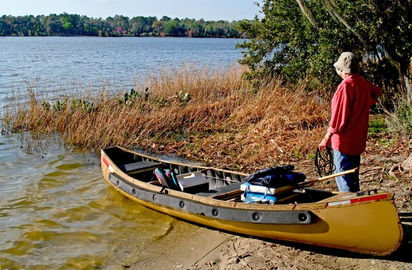 Mujer en la orilla del lago —  Fotos de Stock