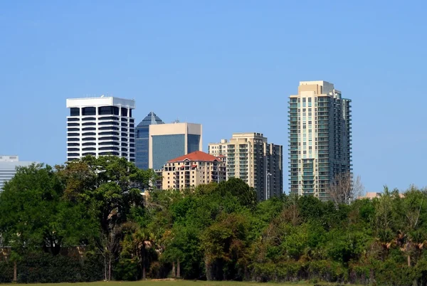 Jacksonville na Florydzie panoramę przeciwko piękne błękitne niebo — Zdjęcie stockowe
