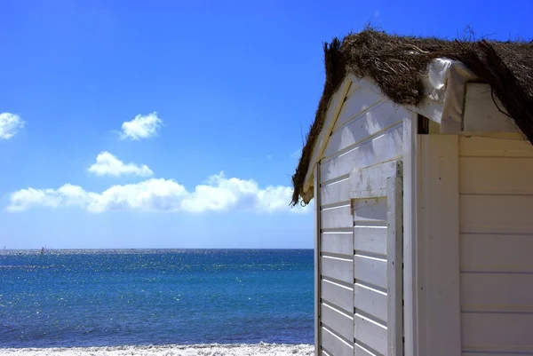 A cabana branca junto ao mar — Fotografia de Stock