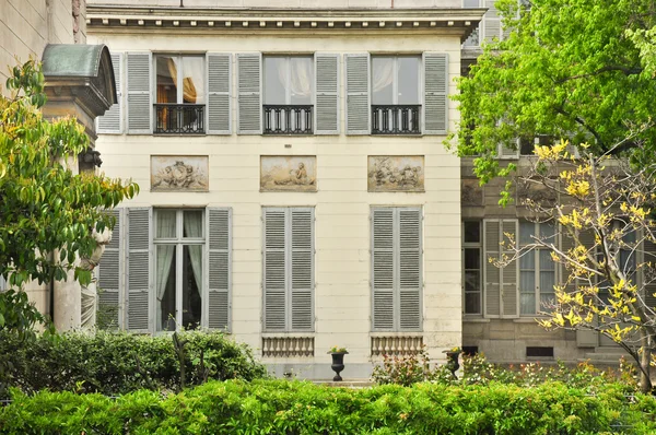 Klassisches französisches Haus in Paris Stockbild