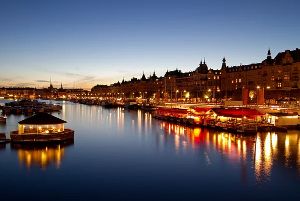 Stockholm waterkant bij nacht. — Stockfoto