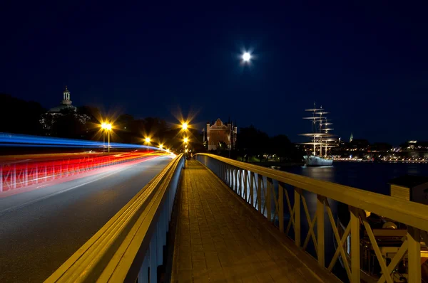 Bridge med ljus-spår på natten. — Stockfoto