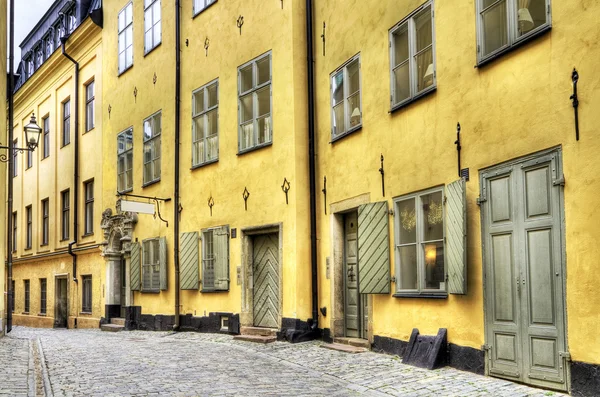 旧镇小巷有黄色建筑物. — 图库照片