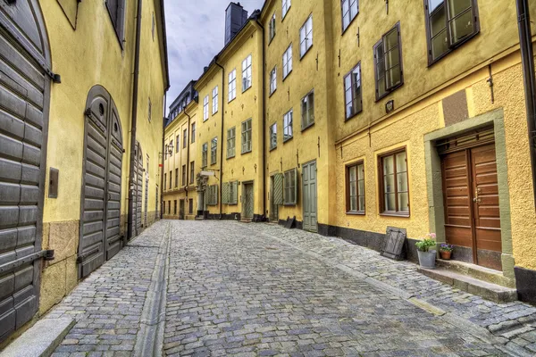 Oude stad straat met gele huizen. — Stockfoto