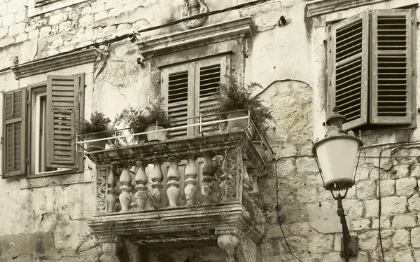 Weathered vintage facade. — Stock Photo, Image