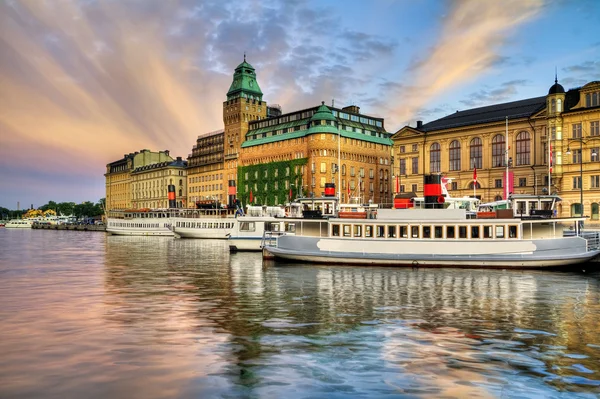 Velhos navios e belo pôr do sol em Estocolmo . Fotografia De Stock