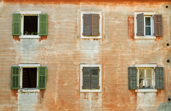 Fönster med fönsterluckor. — Stockfoto