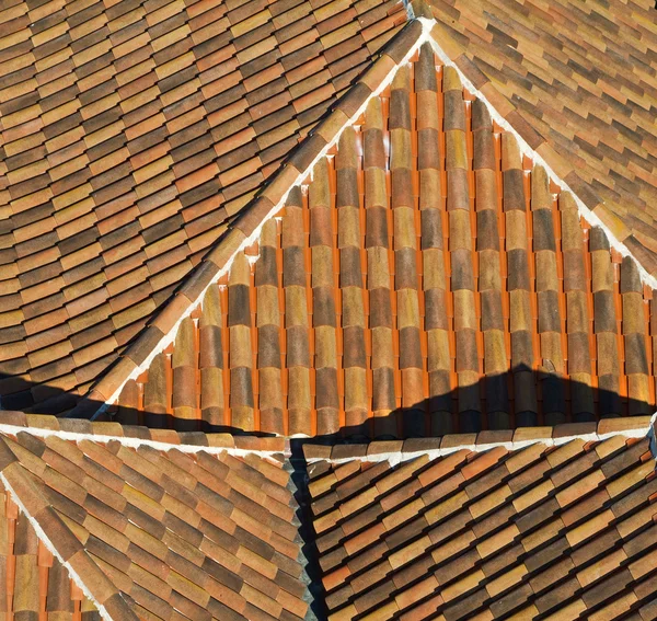 旧瓷砖屋顶. — 图库照片
