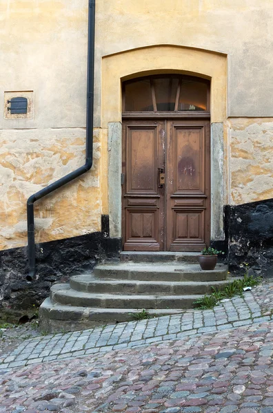 Puerta en una vieja calle adoquinada . — Foto de Stock