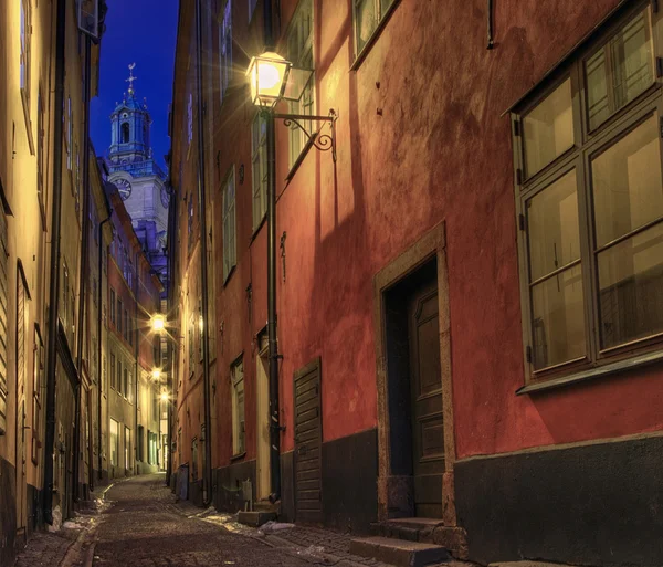 In de nacht in het steegje in de oude stad. — Stockfoto