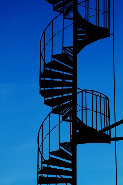 Σπειροειδής σκάλα σιλουέτα. — Φωτογραφία Αρχείου