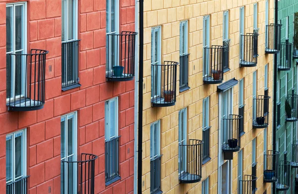 Цветной фасад с балконами . — стоковое фото