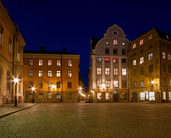 Mooie oude stadsplein in de nacht. — Stockfoto