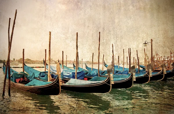Mooie gondels waterkant in Venetië, Italië. — Stockfoto