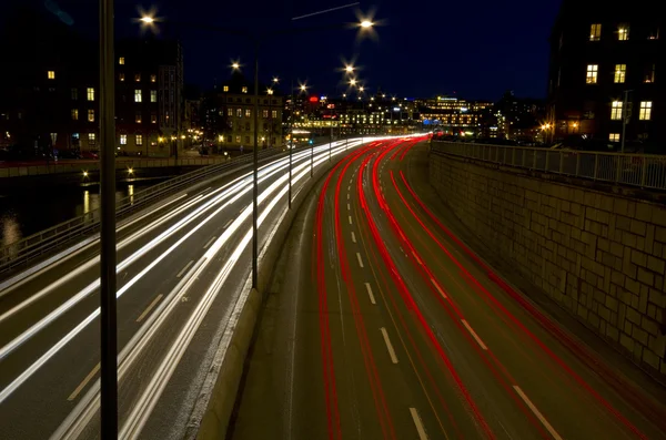 Tráfico de la ciudad por la noche. — Foto de Stock