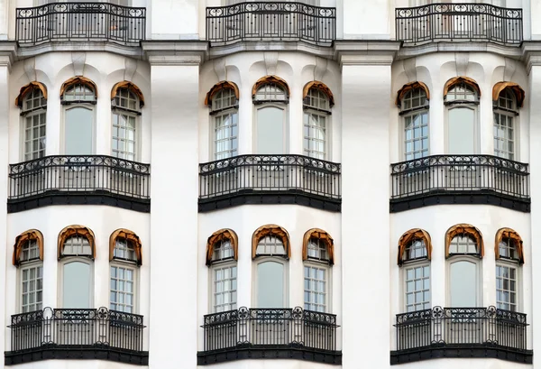 Fachada vintage blanca con balcones . —  Fotos de Stock