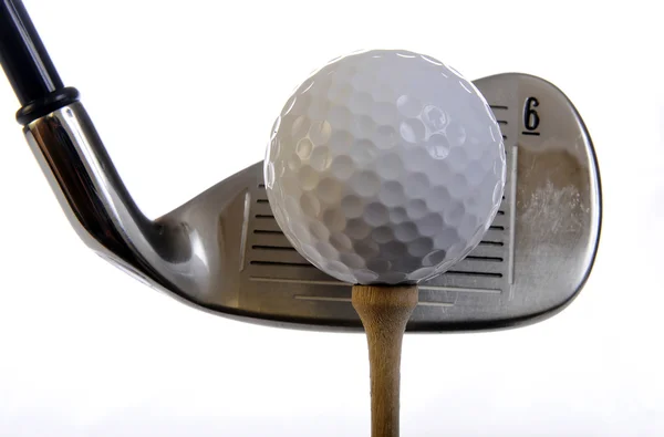 Golfschläger und Ball — Stockfoto