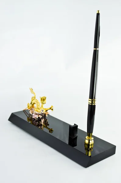 Černé pero stojan s drakem izolovaných na bílém pozadí — Stock fotografie