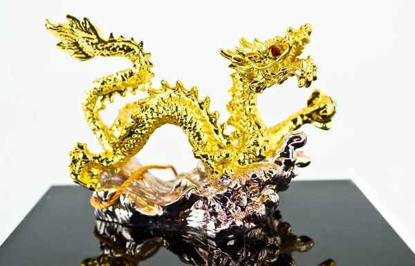 Золотой дракон на белом фоне — стоковое фото