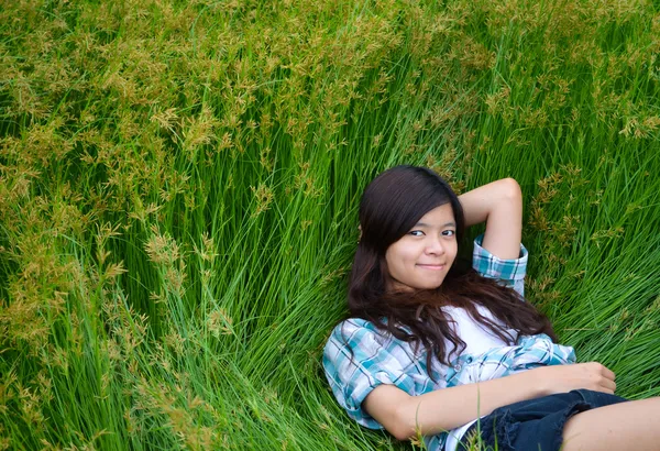 Asiática linda chica acostada en prado —  Fotos de Stock