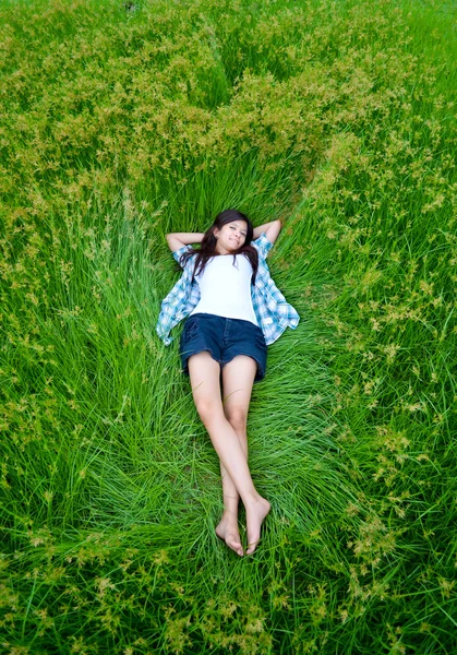 Asiático bonito menina deitado no prado — Fotografia de Stock