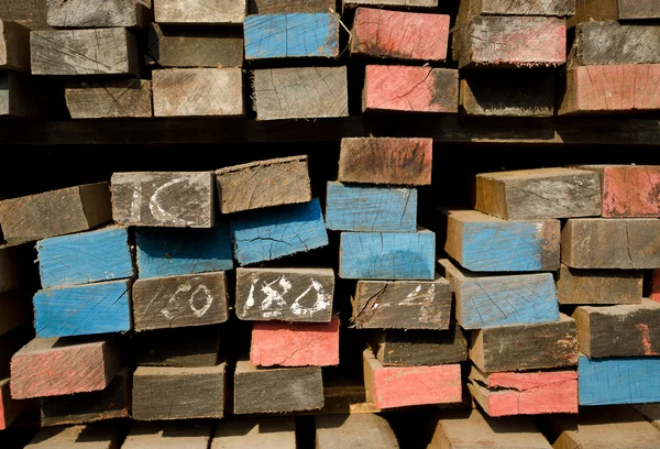 Pilha de madeira no armazenamento de toras de madeira — Fotografia de Stock