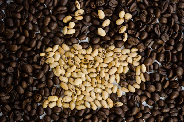Kaffeetasse aus Bohnen auf weißem Hintergrund — Stockfoto