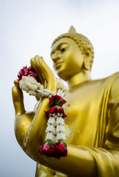 Ghirlanda in mano al buddha — Foto Stock