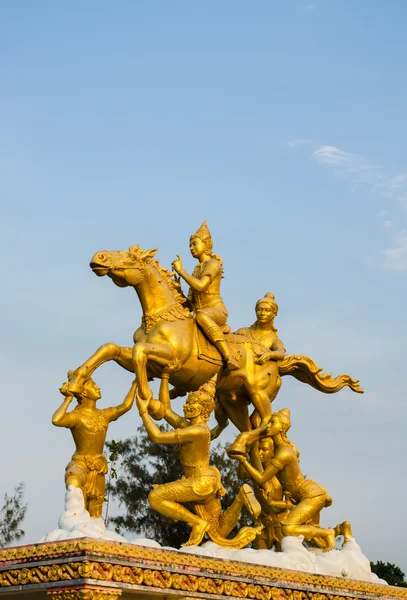 Goldene thailändische Götterskulptur — Stockfoto