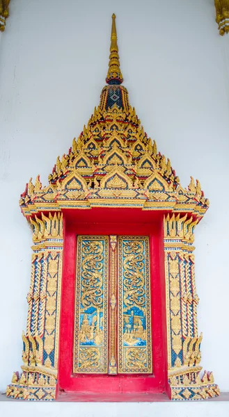 Belle fenêtre du temple thaï en Thaïlande — Photo
