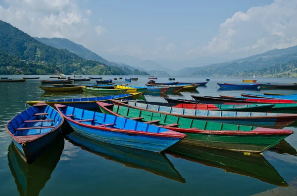 Barca a remi al lago phewa, pokhara, nepal — Foto Stock