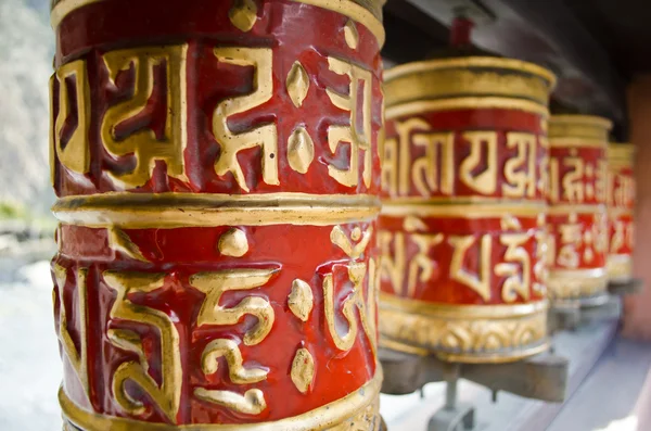 在尼泊尔的红色祷告轮子。 — 图库照片