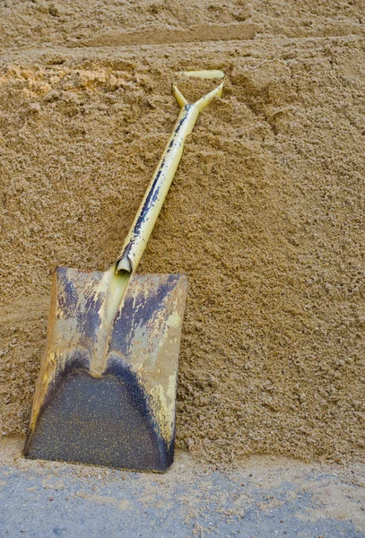 Gul spade på sand — Stockfoto