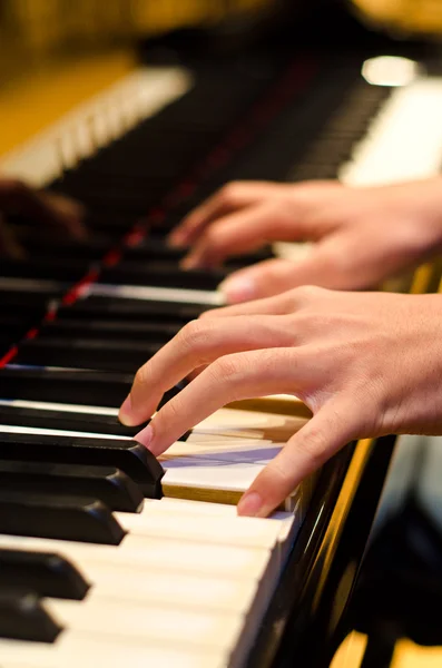 Hand of a piano player — Stock Photo, Image