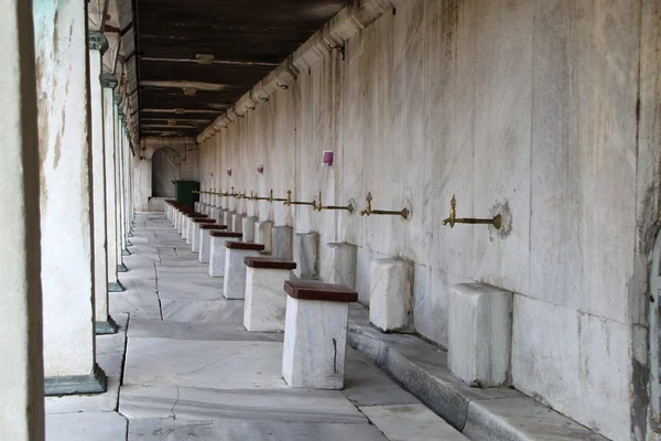 Очищення ноги за межами мечеть — стокове фото