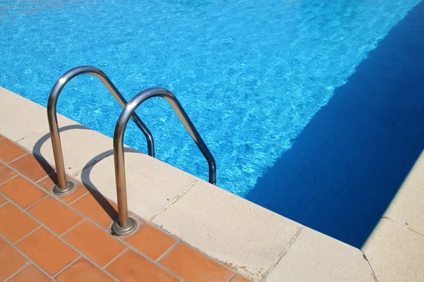 Fronteira da piscina e escada — Fotografia de Stock