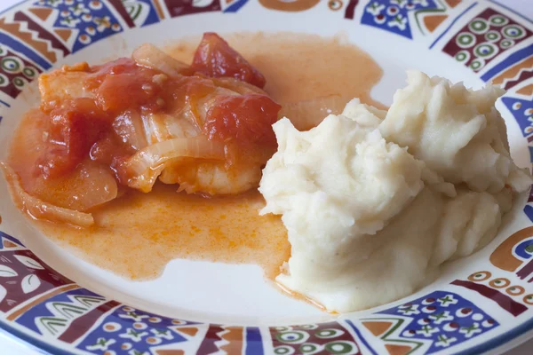 Zwaardvis met tomaten en uien saus en aardappelpuree Rechtenvrije Stockfoto's