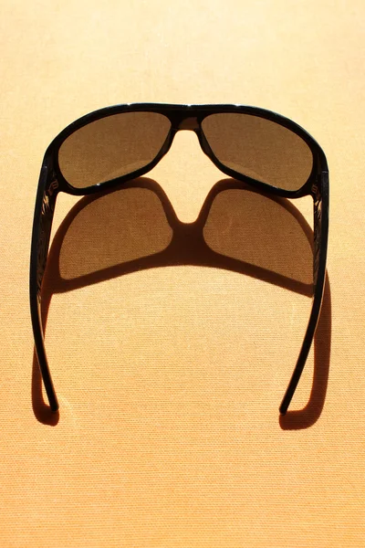 Güneş gözlüğü ve gölge izole — Stok fotoğraf