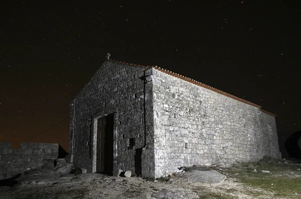 Старая каменная церковь под звездами — стоковое фото