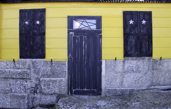 Porta e janelas da casa amarela — Fotografia de Stock