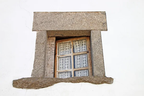 Stenen venster op witte muur — Stockfoto