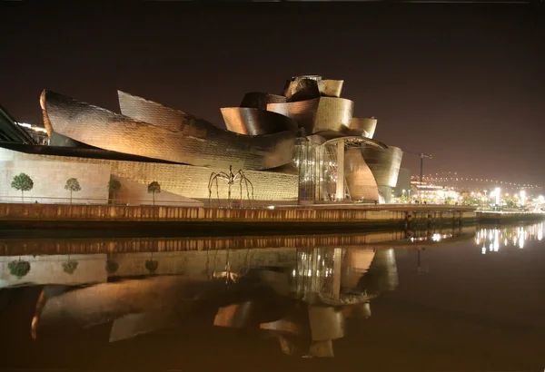 Guggenheimmuseum per nacht Rechtenvrije Stockfoto's