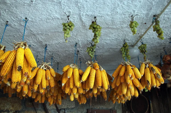 Pendurado milho — Fotografia de Stock