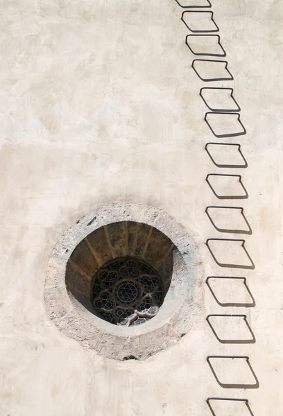 Окно и лестница — стоковое фото