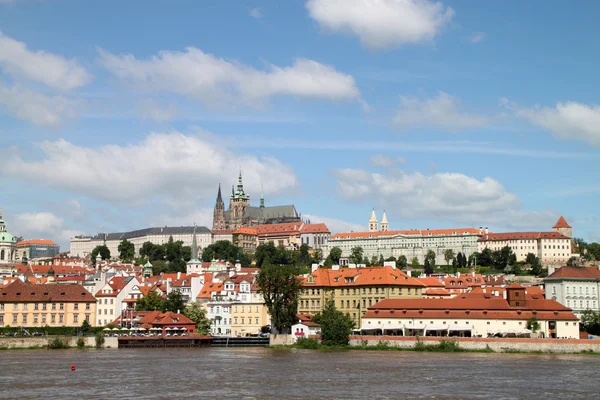 Castelo de Praga e rio Vitava — Fotografia de Stock