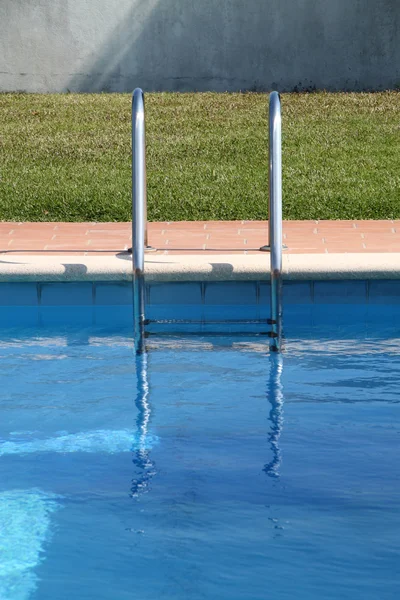 Pool och trappor Stockfoto