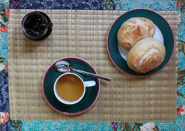 Café da manhã com chá, pão e geléia — Fotografia de Stock